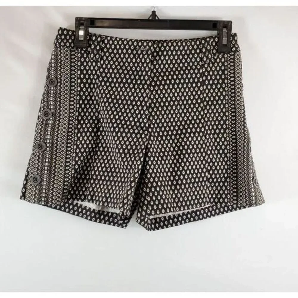 Cartonnier Black & White Geometric Print Button-Accent Shorts - Picture 2 of 10